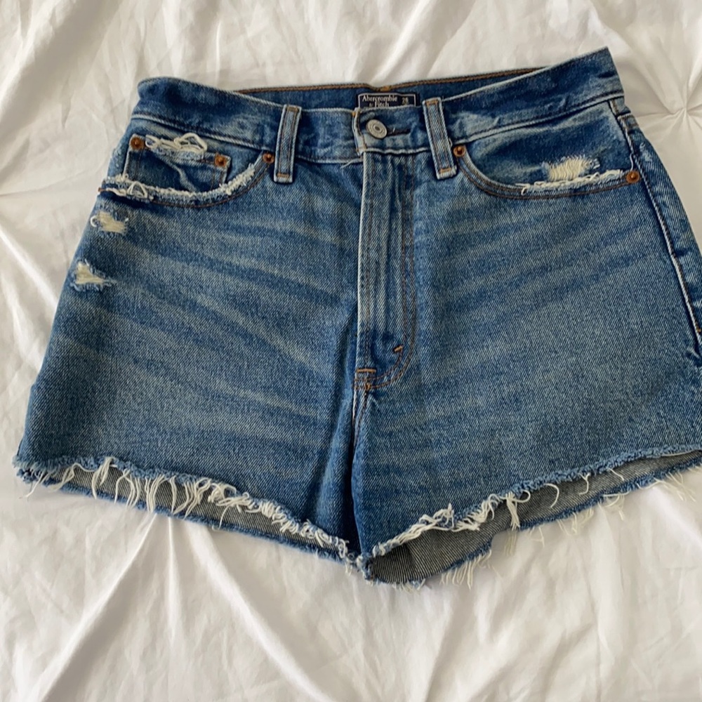 New with tags Abercrombie annie high rise jean shorts size 26/2